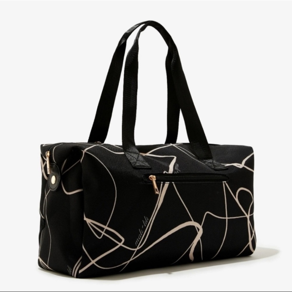 NWT Mali + Lili Weekender bag in modern abstract print